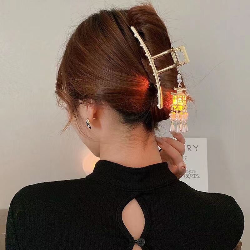 Metal claw with light lamp