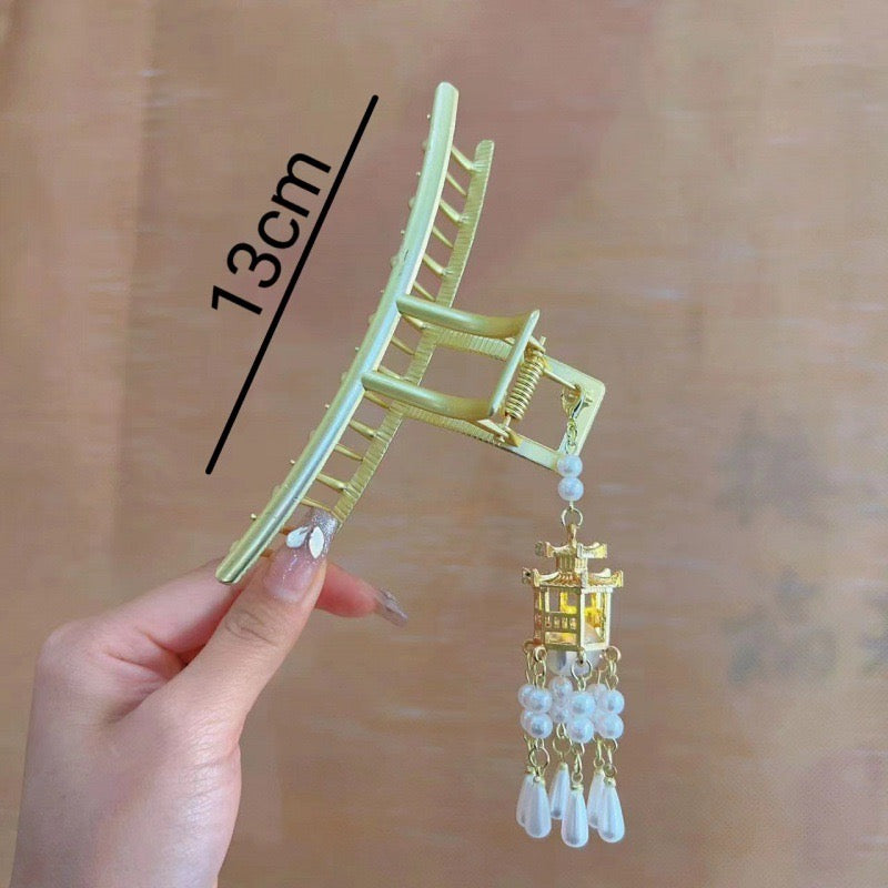 Metal claw with light lamp